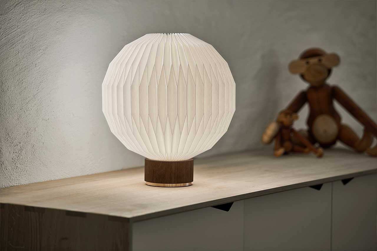LeKlint375_table_lamp_medium_smokedoak_paper_lifestyle1